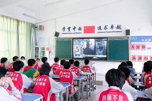 云南长水外国语中学组织师生观看“天宫课堂”第二课
