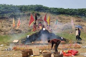 俗语：“过年上坟带三人，祖先高兴财上门”，指的是哪三种人