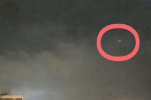 西班牙雷暴天现UFO 银色光圈在空中盘旋场面让人震撼