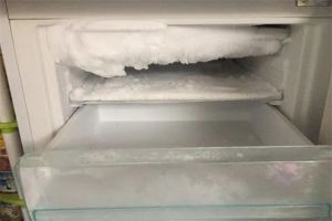 冰箱老是结冰是什么原因?频繁开关冰箱门(排水口堵塞)