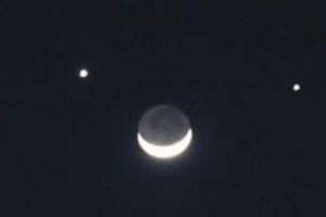 双星伴月是什么意思(两个星体和一个月亮同时被观测到)