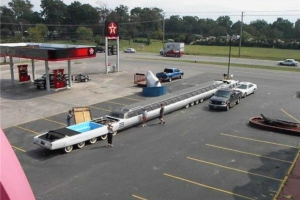 世界上最長的汽車:長達30米(配置帶跳板的游泳池)