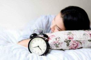 怎么改善睡眠质量，按时休息/适量运动（睡前泡脚喝牛奶）